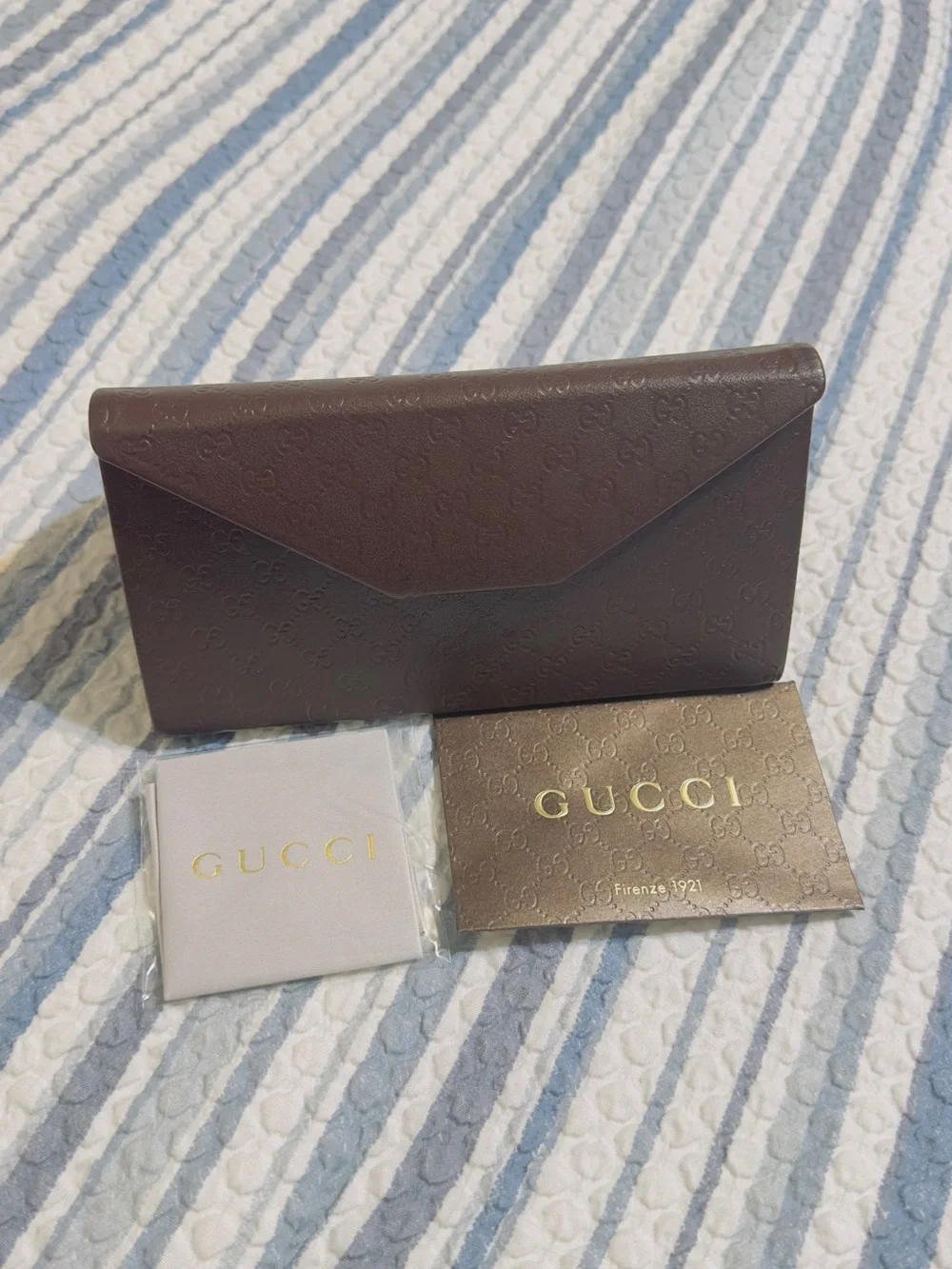 Gucci sunglasses case classic logo